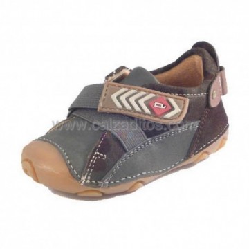 Zapatos marrones de niño de...