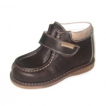Botas de piel con velcro...