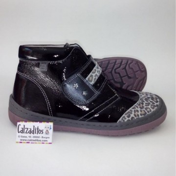 Botines para niña en charol...