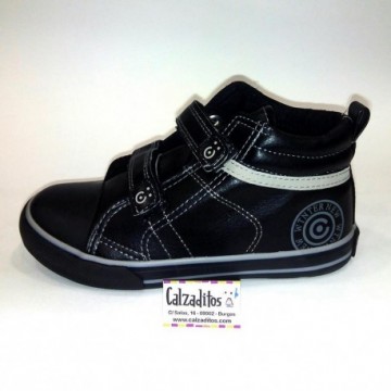 Botines deportivos negros...