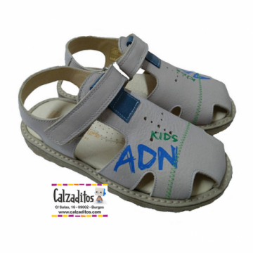Sandalias de piel beige...