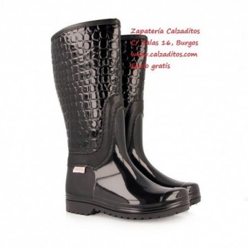 Botas altas de agua negras...