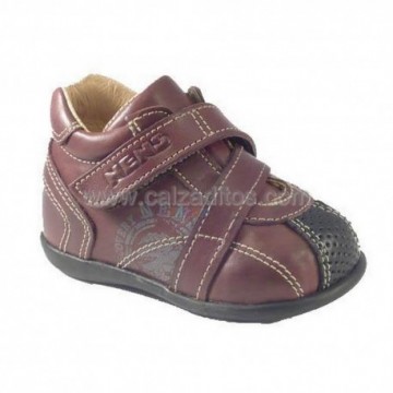 Zapatos de piel abotinados...