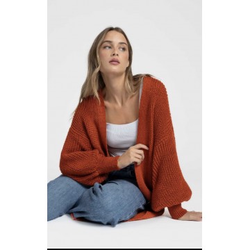 Cardigan largo de punto grueso teja COD 2867 – con bolsillos y manga abullonada