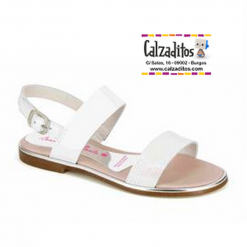Sandalias de piel blanca...