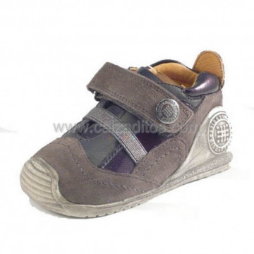 Zapatos grises de niño, de...