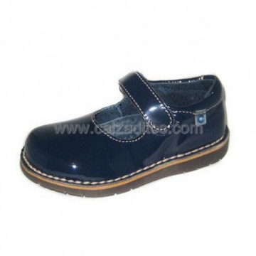 Merceditas de charol azul...