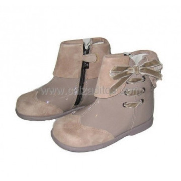 Botas de charol (topo) y...
