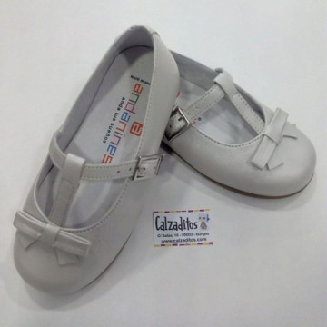 Merceditas de piel beige...