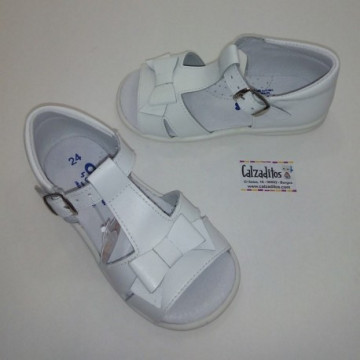 Sandalias de piel blanca...