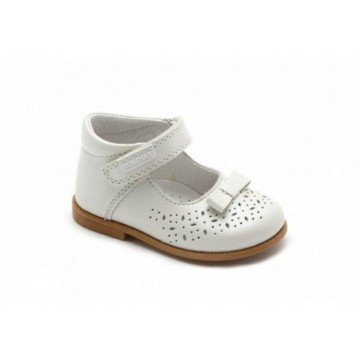 Merceditas de piel beige...