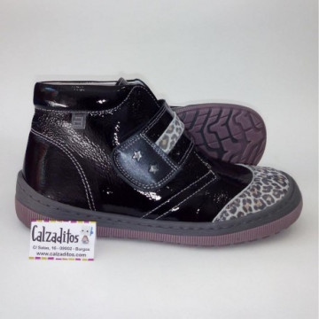 Botines para niña en charol...