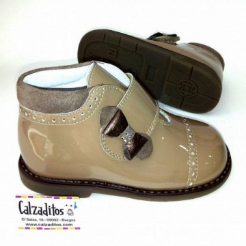 Botitas de charol con...