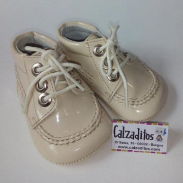 Botitas de charol beige sin...
