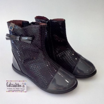 Botines de niña en charol...