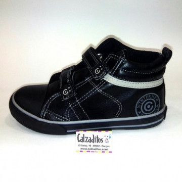 Botines deportivos negros...