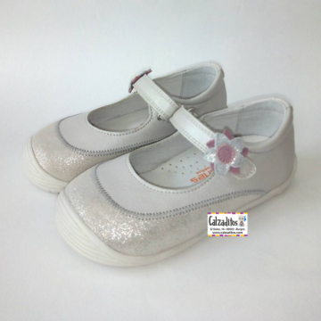 Merceditas de piel beige...