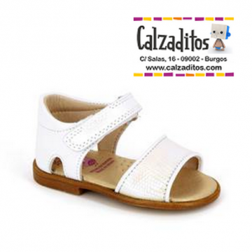 Sandalias de piel blanca...
