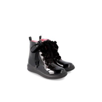 Botas de charol para niña...