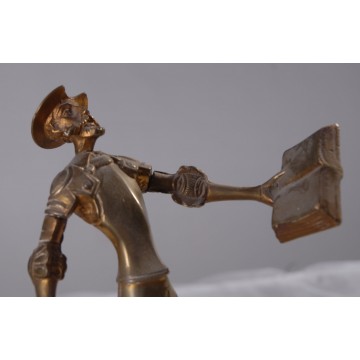 Antigua figura de Don Quijote de La Mancha con pedestal. Metálica