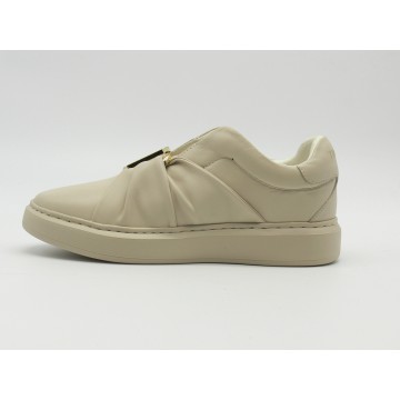 SNEAKERS LOGO DORADO